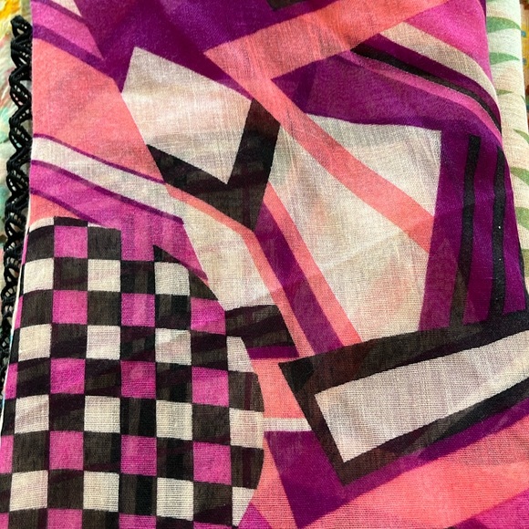 Women’s Beautiful Scarf/Wrap Lightweight - Picture 5 of 5